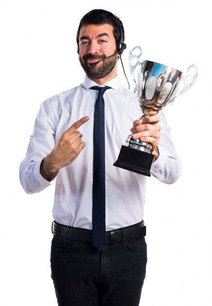 Przystojny mężczyzna telemarketer posiadający trofeum