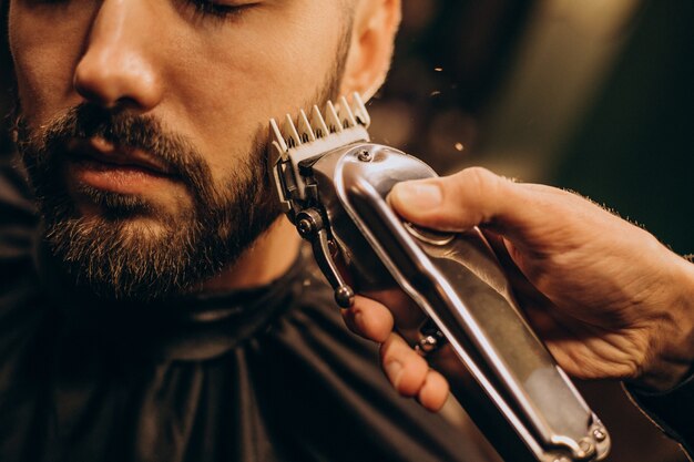Przystojny mężczyzna w fryzjera do golenia brody