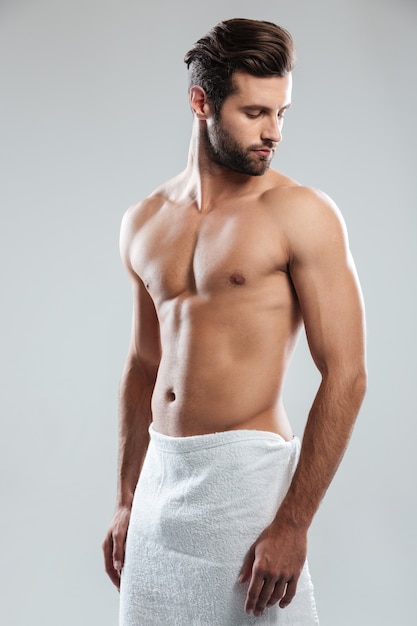 Przystojny młody mężczyzna ubrany w ręcznik