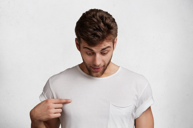 Bezpłatne zdjęcie przystojny młody mężczyzna w białej koszulce