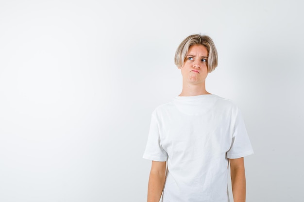 Bezpłatne zdjęcie przystojny nastolatek w białej koszulce