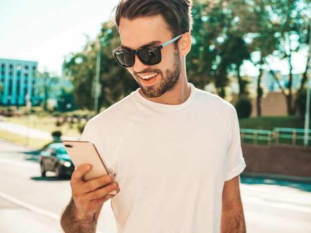 Przystojny uśmiechnięty stylowy hipster lamberseksualny model