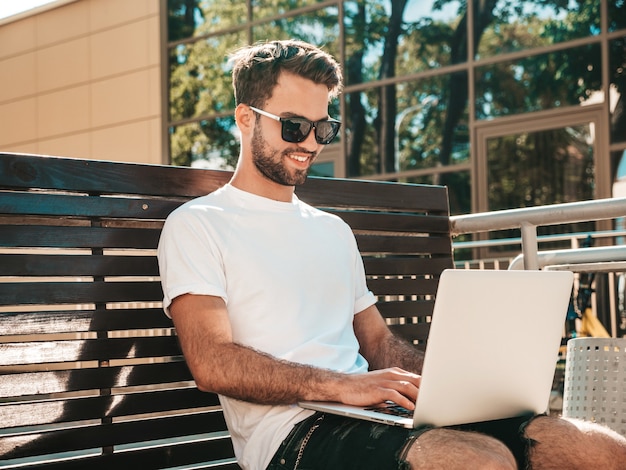 Przystojny uśmiechnięty stylowy hipster lamberseksualny model