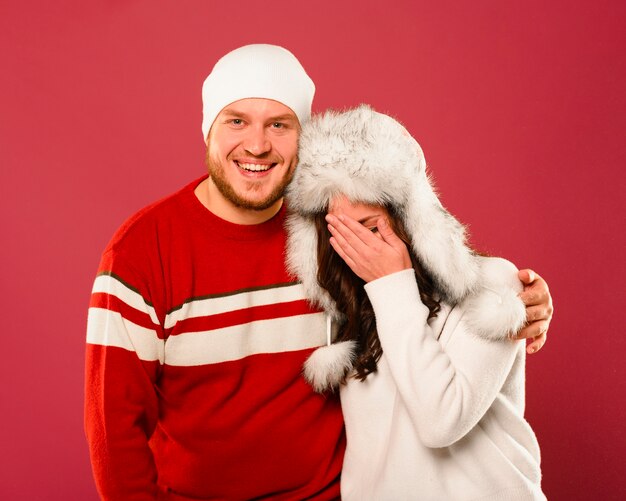Bezpłatne zdjęcie przytulanie modelek zimowych