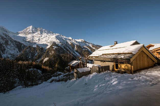 Przytulna chatka w środku magicznej zimowej scenerii w Sainte-Foy-Tarentaise we francuskich Alpach