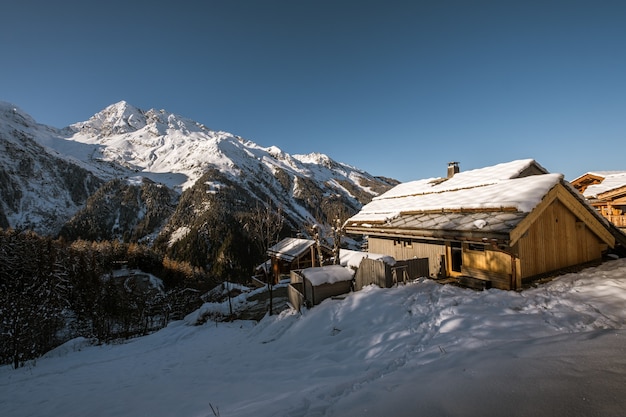 Przytulna chatka w środku magicznej zimowej scenerii w Sainte-Foy-Tarentaise we francuskich Alpach
