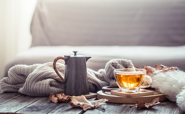 Przytulna jesień martwa natura z filiżanką herbaty