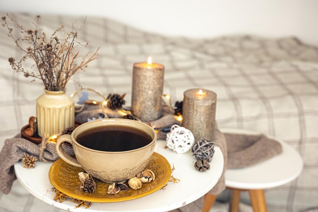 Przytulna jesienna kompozycja z filiżanką herbaty i dekoracyjnymi detalami
