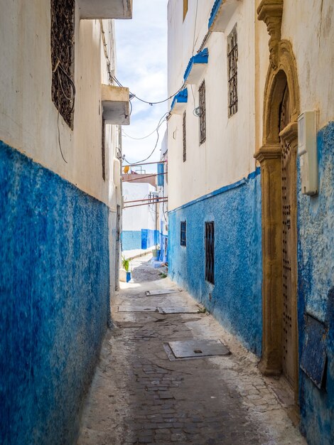 Przytulne uliczki w kolorze niebieskim i białym w słoneczny dzień na starym mieście Kasbah of the Udayas