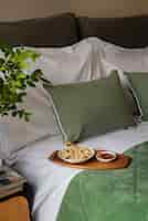 Bezpłatne zdjęcie przytulny układ łóżek pod wysokim kątem ze śniadaniem