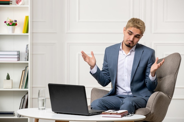 Psycholog prowadzący sesje online ładny przystojny młody profesjonalista macha rękami