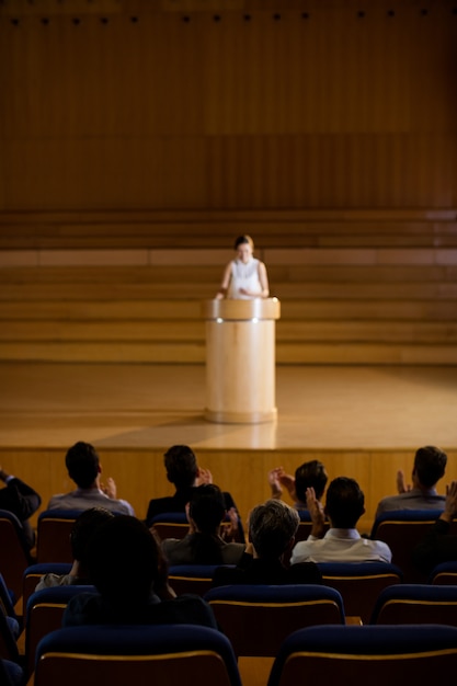 Publiczność brawo mówcy po prezentacji konferencji