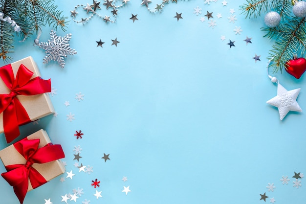 Pudełka z prezentami i dekoracjami świątecznymi na niebieskiej powierzchni