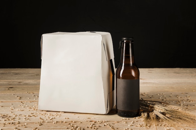 Bezpłatne zdjęcie pudełko kartonowe butelki piwa na drewniane tła