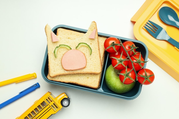 Bezpłatne zdjęcie pudełko na lunch z jedzeniem pudełko na lunch z jedzeniem dla dziecka do szkoły