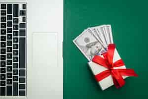 Bezpłatne zdjęcie pudełko na pieniądze i laptop online koncepcja zakupów świątecznych