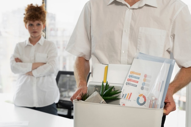 Bezpłatne zdjęcie pudełko trzymające pracownika pod wysokim kątem