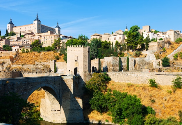 Puente de Alcantara w Toledo. Hiszpania