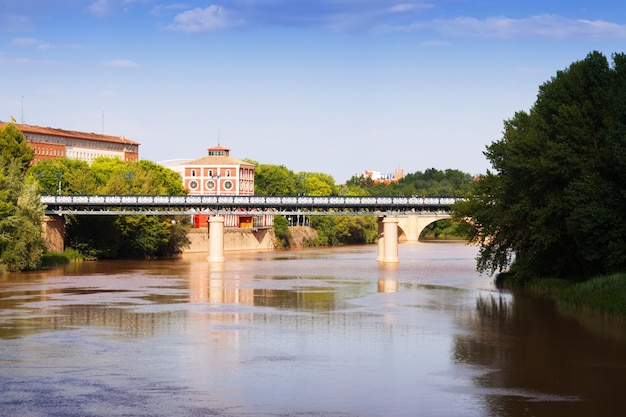 Bezpłatne zdjęcie puente de hierro nad ebro. logrono, hiszpania