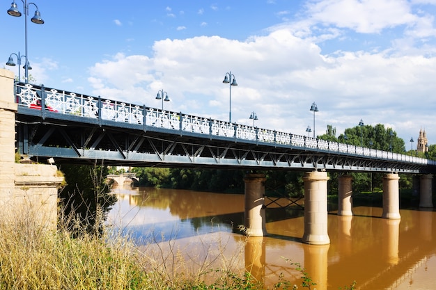 Bezpłatne zdjęcie puente de hierro nad rzeką ebro
