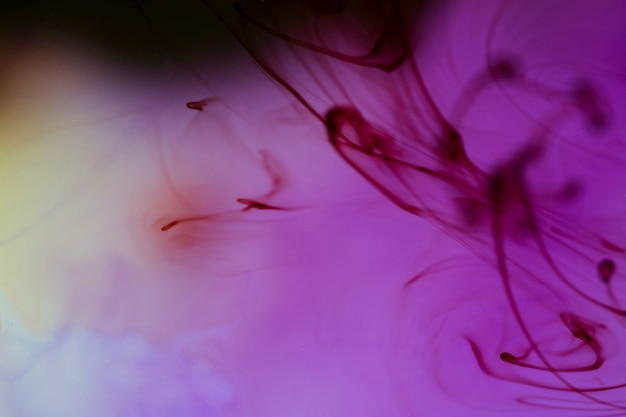 Purpurowe odcienie tła z abstrakcyjnym dymem