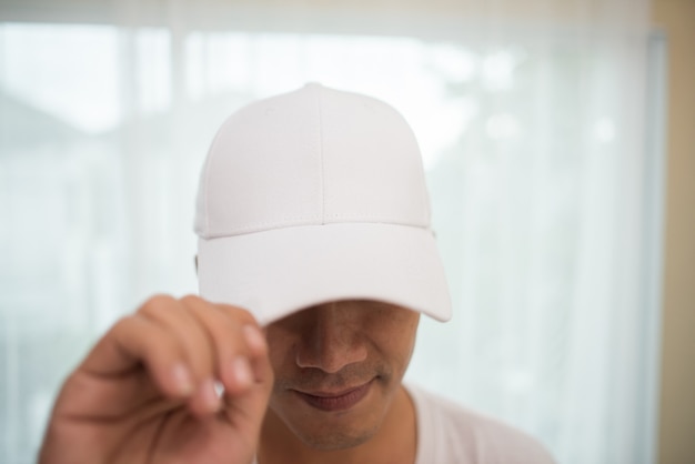 Bezpłatne zdjęcie pusta biała czapka na głowie gotowa na branding.