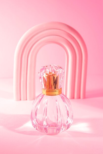 Pusta butelka perfum o wysokim kącie