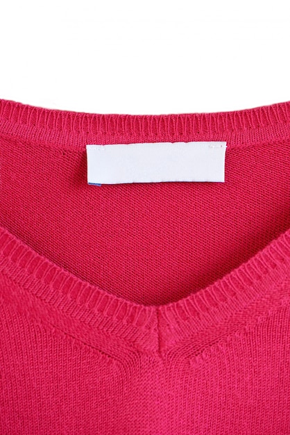 Pusta etykieta na czerwonym swetrze