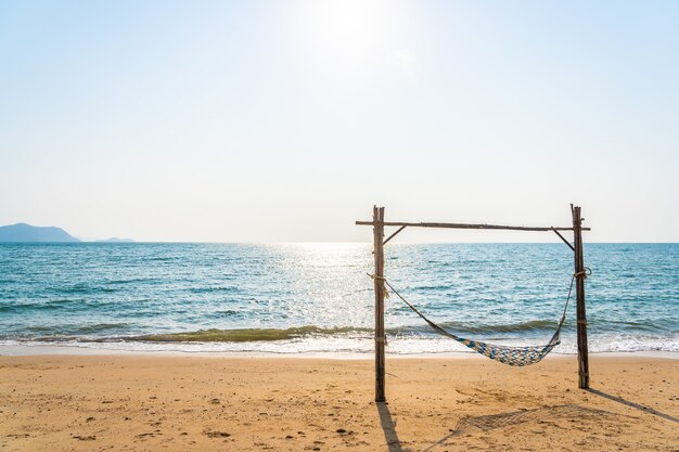 Pusta huśtawka hamaka na pięknej plaży i morzu