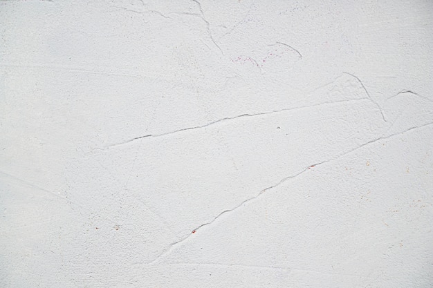 Pusta, pomalowana na biało teksturowana ściana