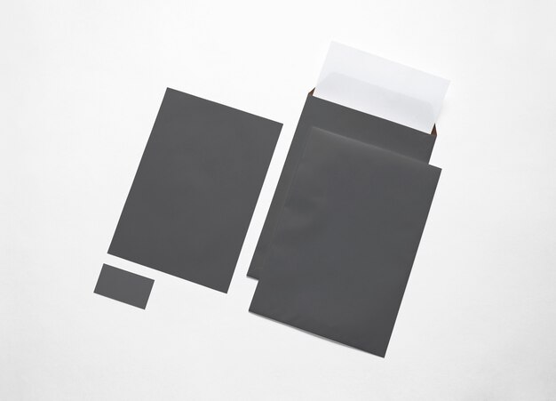 Puste czarne papierowe koperty, papier firmowy i karta na białym tle. 3d ilustracji.