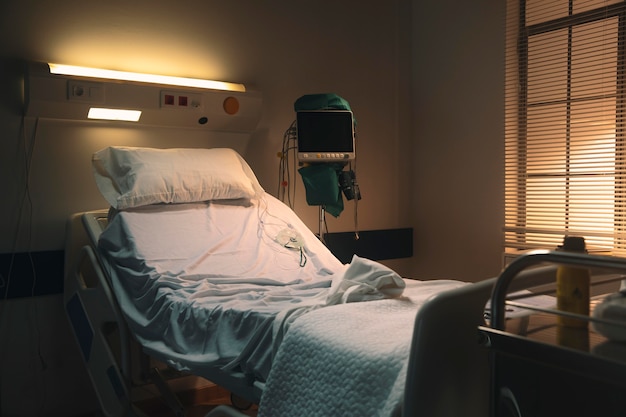 Bezpłatne zdjęcie puste i smutne łóżko szpitalne
