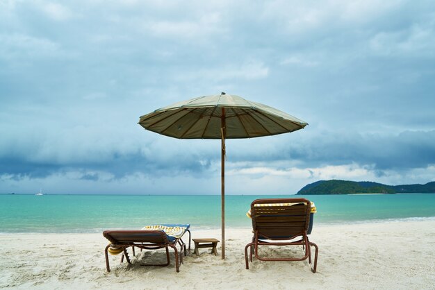 Puste krzesło sceniczny plaża znanym miejscem