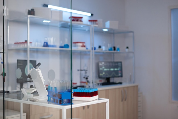 Puste Laboratorium Neuronauki Medycznej, W Którym Nikogo Nie Ma, Z Profesjonalnym Sprzętem Gotowym Do Eksperymentu Neurologicznego. Laboratorium Ze Skanowaniem Mózgu Na Monitorze. Branża Medyczna Z Zapleczem High-tech