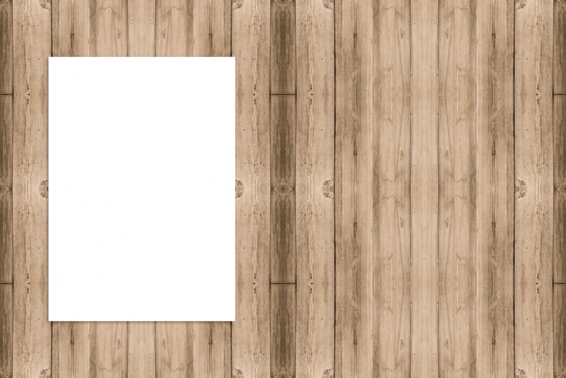 Puste miejsce składający papierowy plakatowy obwieszenie na drewnianej ścianie, szablonu egzamin próbny up dla dodawać twój projekt.