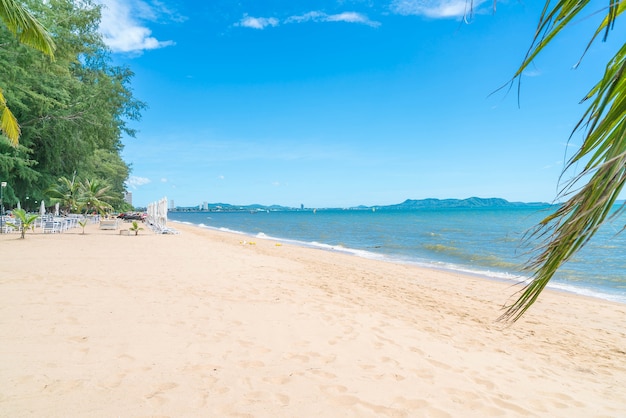 Puste morze i tło plaży