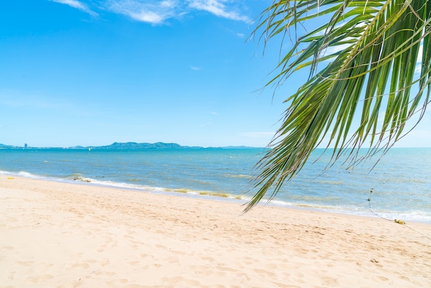 Puste morze i tło plaży