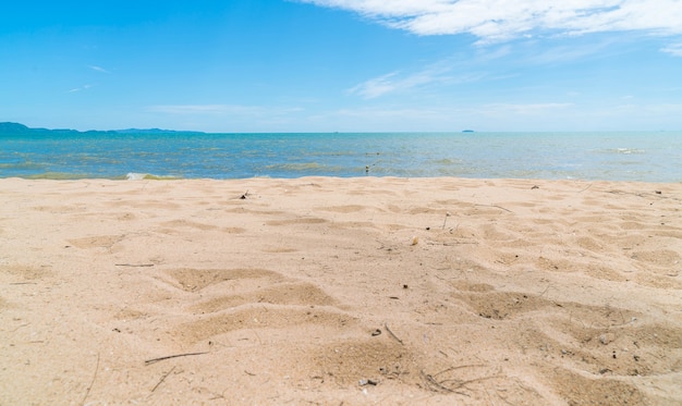 Puste morze i tło plaży