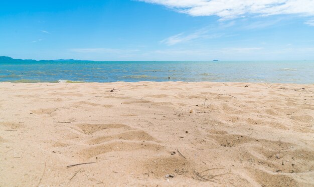 Puste morze i tło plaży