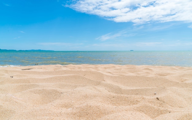 Puste morze i tło plaży