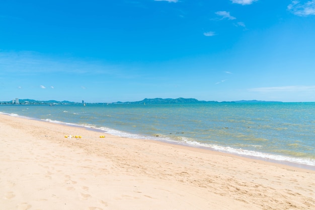 Puste morze i tło plaży