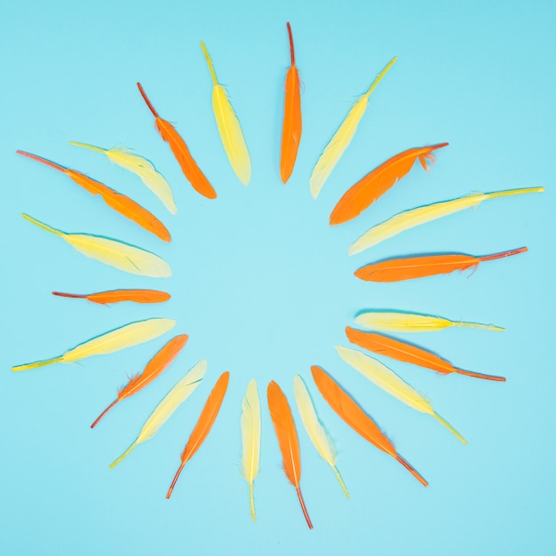 Puste okrągłe ramki wykonane z żółtym i pomarańczowym wtapianie na niebieskim tle