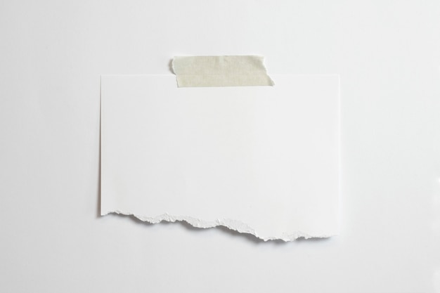 Bezpłatne zdjęcie puste rozdarta ramka z miękkich cieni i taśmy klejącej na białym tle na białym papierze