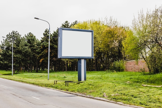 Bezpłatne zdjęcie puste stoisko reklamowe na poboczu drogi