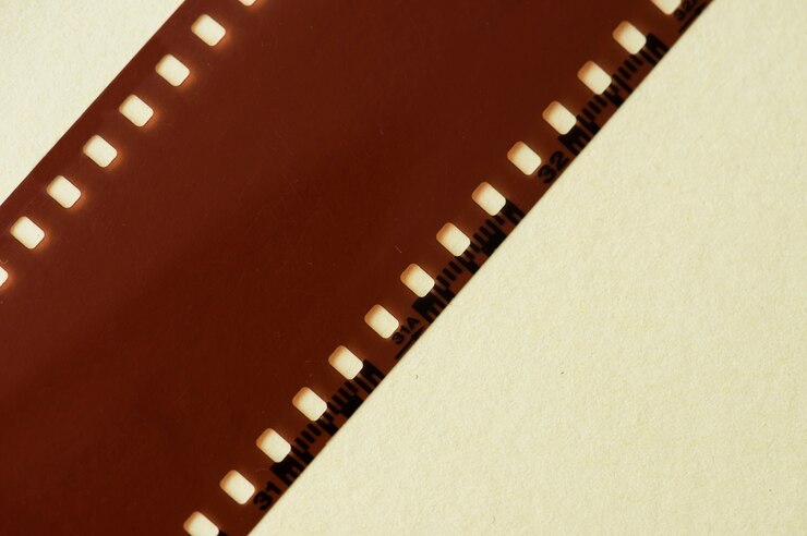 Bezpłatny plik Zdjęcie puste taśmy filmowej na białym tle