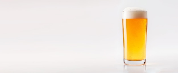 Bezpłatne zdjęcie pusty baner na oktoberfest ze szklanką piwa izolowaną na białym tle