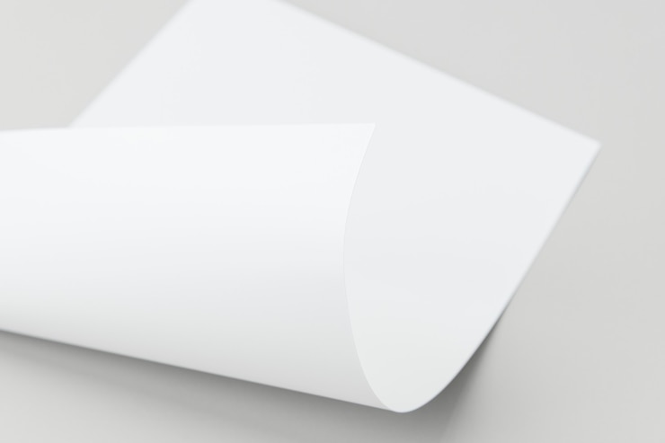 Bezpłatny plik Zdjęcie pusty biały składany papier na szarym tle