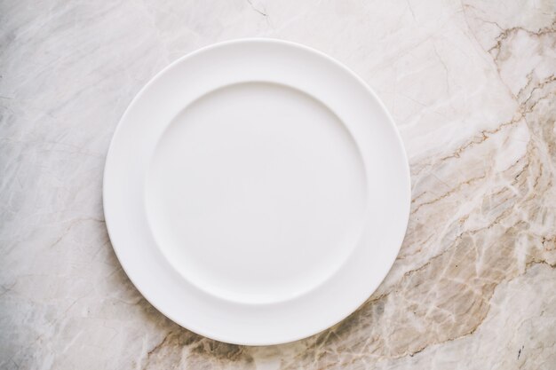 Pusty biały talerz lub naczynie