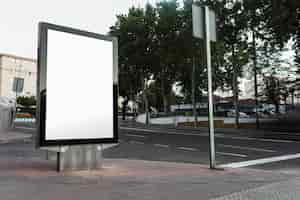 Bezpłatne zdjęcie pusty billboard na chodniczku w mieście