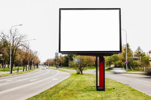 Pusty billboard na reklamy zewnętrzne na środku drogi